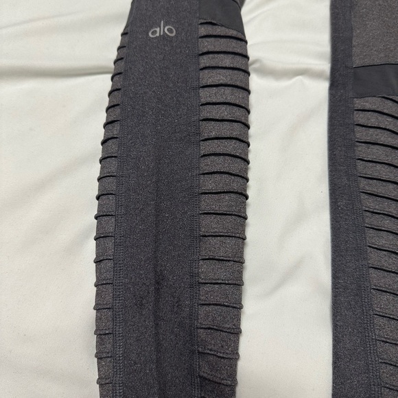 ALO YOGA MOTO LEGGING - Picture 9 of 11